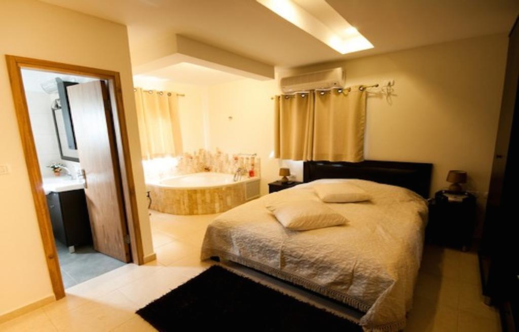 Elimelech Bapardes Villa She'ar Yashuv Room photo
